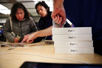Secara spesifikasi, iPad Air menggunakan organ dalam yang sama dengan iPhone 5S seperti prosesor A7 dan co-prosesor M7 dengan dukungan 64-bit.     