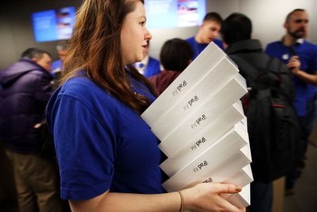 Apple masih berharap iPad mampu menjadi pendongkrak penjualan. Apalagi di sepanjang kuartal ketiga mereka sudah menjual 14,1 juta iPad.