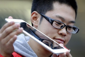 Sementara itu, iPad Air juga disematkan dengan kamera 5 MP dan dukungan video layar full high definition (HD) serta dual mikrophone.     