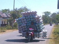 Gambar yang diambil di Cirebon, mungkin layak kita juluki Motor Ball. Ada-ada saja. Foto Adhi Nugroho (/Via).