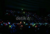 Konser diawali dengan overture, penonton langsung mengangkat lightstick mereka masing-masing.