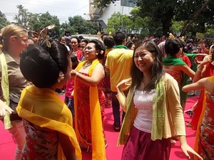 Turis Asing Terpukau Kirab Pelagi Budaya Merapi di Sleman
