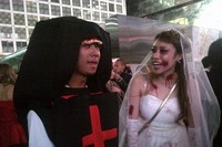 Bermodalkan efek darah, mudah sekali membuat kostum zombie. Kebetulan Kamis (31/10/2013) bertepatan dengan Halloween. Sehingga tradisi barat ini dirayakan anak muda Tokyo dengan parade kostum horor (Khairul/detikTravel)