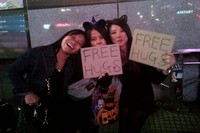 Halloween menjadi momen perayaan baru bagi kalangan anak muda di Tokyo, Jepang. Sambil mengenakan beragam kostum yang unik mereka beratraksi khas, termasuk memberikan pelukan secara gratis (Khairul/detikTravel)