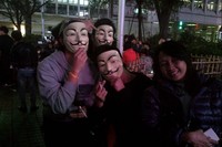 Ada sekelompok remaja bertopeng Vendetta. Kostum favorit lainnya adalah Sailor Moon, Batman, Superman, Harry Potter hingga karakter ala Suster Ngesot (Khairul/detikTravel)