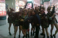 Cewek-cewek seksi berkostum tentara, melayani permintaan foto para turis yang melintas di sana. Sesama pengguna kostum itu saling memotret, merekam tingkah lucu para peserta Halloween lainnya (Khairul/detikTravel)