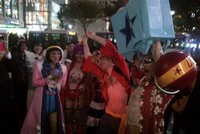 Para ekspatriat di Tokyo juga tak mau ketinggalan. Keriuhan Halloween di Tokyo sudah dimulai sejak sore. Mereka berkumpul di mall maupun plaza. Lantas bergerak ke Shibuya saat hari mulai gelap (Khairul/detikTravel)