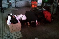 Sekelompok zombie memberikan jasa menghormat untuk orang-orang. Mereka berkostum pelayan, suster ngesot, kostum vampir dan jubah merah (Khairul/detikTravel)