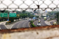 Arus lalu lintas di Tol Jalan Lingkar Luar Jakarta (JORR) yang biasa padat lumayan lancar.
