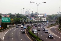 Arus lalu lintas di Tol Jalan Lingkar Luar Jakarta (JORR) tak sepadat biasanya.