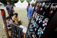 Berbagai produk karya seni digelar disini.