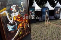 Sebuah stan seni lukis memajangkary-karya seni mereka.