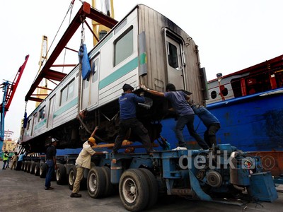 30 Gerbong KRL dari Jepang Tiba di Jakarta