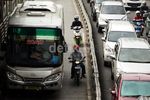Tak Takut Denda, Pemotor Terobos Jalur Busway