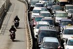 Tak Takut Denda, Pemotor Terobos Jalur Busway