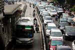 Tak Takut Denda, Pemotor Terobos Jalur Busway