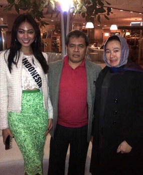 Dukungan Ibunda Untuk Whulandary Herman Di Ajang Miss Universe 2013