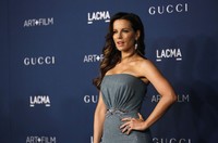 Kate Beckinsale tampak menawan. REUTERS/Mario Anzuoni.