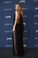 Rosie Huntington-Whiteley Pamer Punggung Seksi