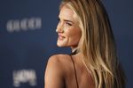 Rosie Huntington-Whiteley Pamer Punggung Seksi