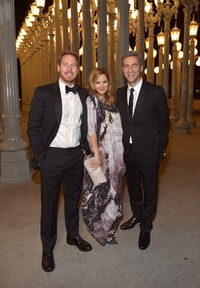 Aktris berumur 38 tahun itu mengajak suaminya, Will Kopelman (kiri) dan sutradara sekaligus CEO dari LACMA, Michael Govan untuk berfoto bersama. REUTERS/Mario Anzuoni.