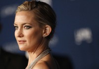Kate Hudson menyelesaikan penampilannya dengan gaya rambut sweeping updo. REUTERS/Mario Anzuoni.