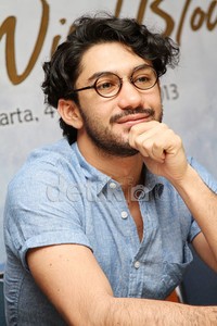 Menurut Reza, hal yang paling sulit ketika mengisi suara karakter Oh Soo dalam drama ini adalah berdialog dengan kecepatan yang sama dengan pemeran aslinya. Gus Mun/detikHOT.