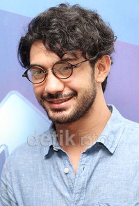 Mengakali hal itu, pemeran film 'Habibie & Ainun' itu harus menulis ulang naskah yang diberikan padanya. Gus Mun/detikHOT.