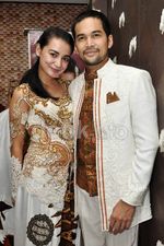 Ini Baju Pengantin Shireen Sungkar dan Teuku Wisnu