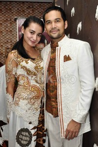Shireen dan Wisnu menjalani fitting gaun pengantin di Kebaya Berkat Devina Shanti, Jalan Tebet Timur, Jakarta Selatan, Senin (4/11/2013). Noel/detikHOT.