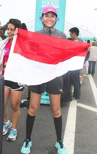 Sigi tak lupa membawa bendera Indonesia saat maraton di San Francisco pada akhir Oktober kemarin. (dok. Nike)