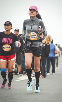 Senang sekali mendapatkan medali finisher yang indah yang bukan sekedar perhiasan, tapi simbol kerja keras dan memori akan sebuah pengalaman yang luar biasa, ujar Sigi lewat press release yang diterima detikHOT, baru-baru ini. (dok. Nike)