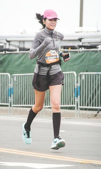 Dalam waktu 5 jam 5 menit, Sigi akhirnya berhasil menyelesaikan 42 kilometer. (dok. Nike)