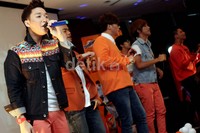 Satu di antaranya adalah single terbaru mereka berjudul 'Selalu Tentang Kamu' yang dibawakan secara akustik. Akew/detikHOT.