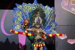 Aksi Whulandary di Parade Kostum Nasional Miss Universe 2013