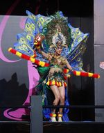 Aksi Whulandary di Parade Kostum Nasional Miss Universe 2013