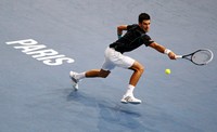 Djokovic berusaha mengembalikan bola saat melawan David Ferrer. Reuters/Charles Platiau.