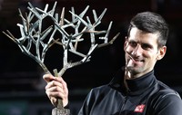 Novak Djokovic meraih trofi Paris Masters. Ini menjadi gelar kedua Djokovic di Paris Masters setelah sebelumnya dia jadi juara di tahun 2009. Reuters/Charles Platiau.