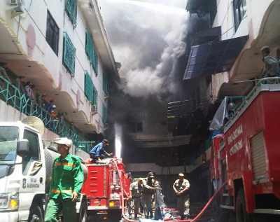 Hampir 7 Jam Api Masih Mengamuk di Pertokoan Pacific Megah