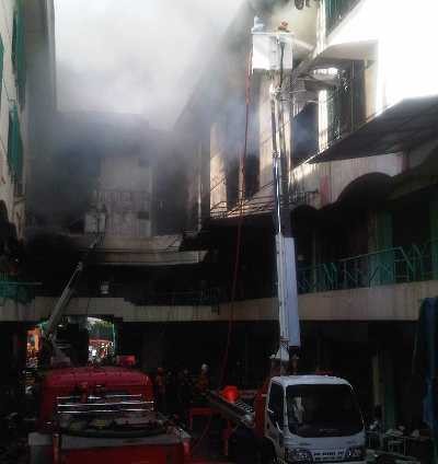 Dibantu Lampu Penerangan, PMK Terus Padamkan Kebakaran Pacific Megah