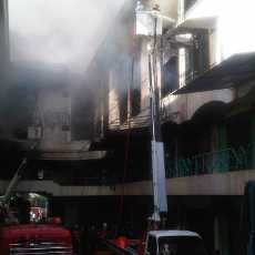 Dibantu Lampu Penerangan, PMK Terus Padamkan Kebakaran Pacific Megah