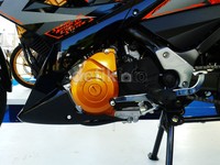 Engine cover Satria F150 Fighter 1 tak luput dari sentuhan emas.
