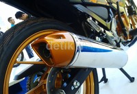 Satria F150 Fighter 1 ini mengalami perubahan demi menunjang tampilan sporty. Cast wheel, engine cover, dan muffler end Suzuki Satria dipoles dengan warna emas majestic gold.