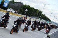 Wartawan dari berbagai media menjajal Satria  F150 Fighter 1 di tol Bali.