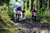 Beberapa peserta Surya Autology Xtrime Sumatera eXpedition melintasi jalanan terjal.