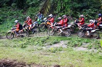 Meski banyak hambatan, tapi mereka tetap menikmati trek menantang tersebut.
