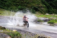 Seorang peserta Surya Autology Xtrime Sumatera eXpedition melintasi sungai.