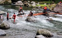 Dua orang peserta berhasil menyeberangi sungai.