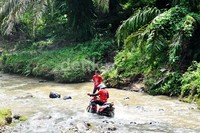 Ada yang unik dan menarik di ajangini. Di antara seluruh peserta yang memang didominasi oleh motor dirt bike, ada beberapa peserta yang menggunakan motor matik.