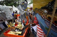 Dalam potongan percakapan wayang yang dimainkannya di atas bemo itu juga terselip pesan moral.